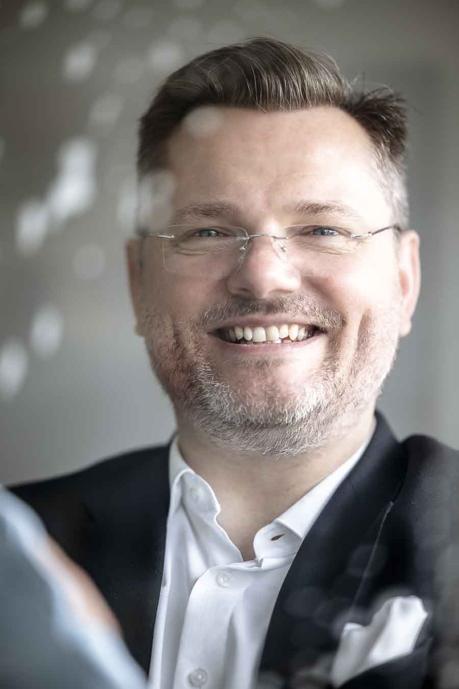 Heiko Dannenberg lächelnd im Business-Porträt